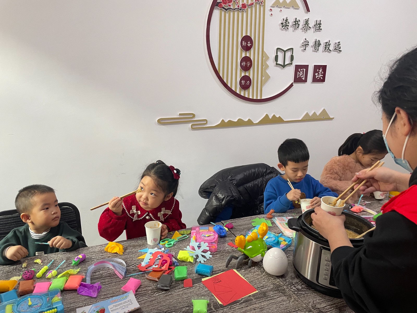 1706667844209778.jpg 元宝山区云杉路街道云杉路社区腊八节活动照片1.jpg