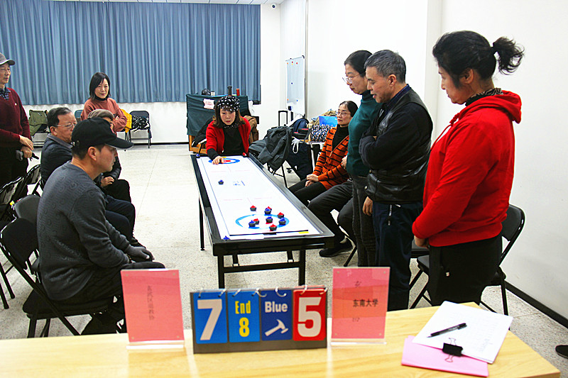 江苏省南京市玄武区老年体协联合关工委举办“2024年老年人体育节桌上冰壶球邀请赛”(6).jpg