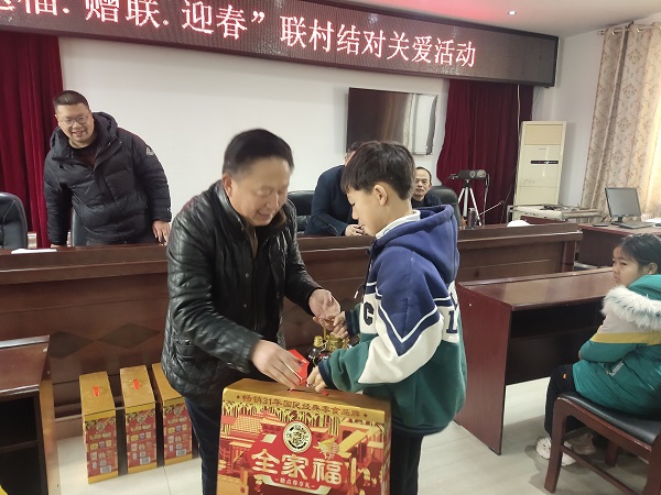 1706787269104647.jpg 为关爱结对对象发放春节慰问品.jpg