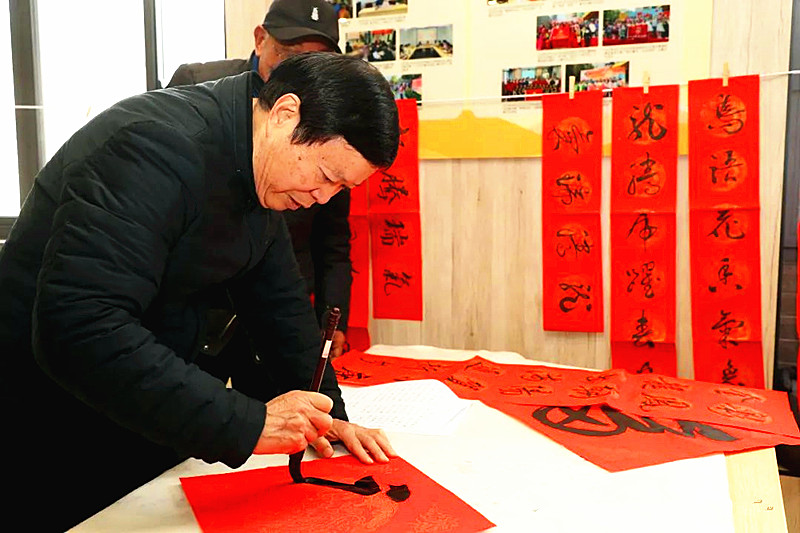 1706833943718738.jpg 玄武区老年体协书画专委会开展新春“送春联”进社区活动(6).jpg