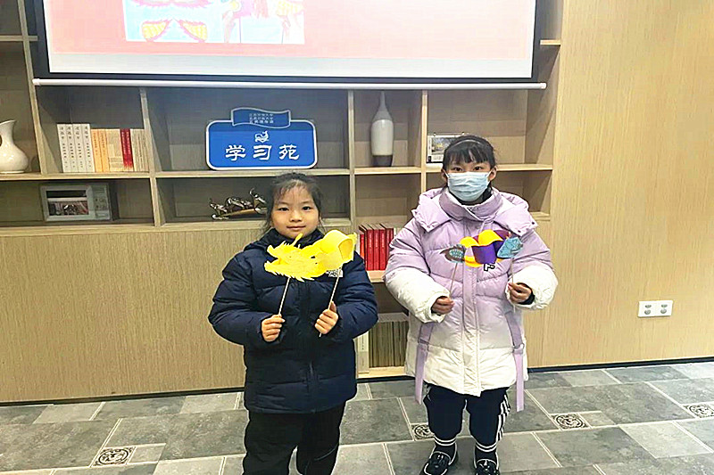 江苏省南京市玄武区徐庄社区关工委开展“快乐过寒假，巧手绘新年”艺术进社区活动(4).jpg
