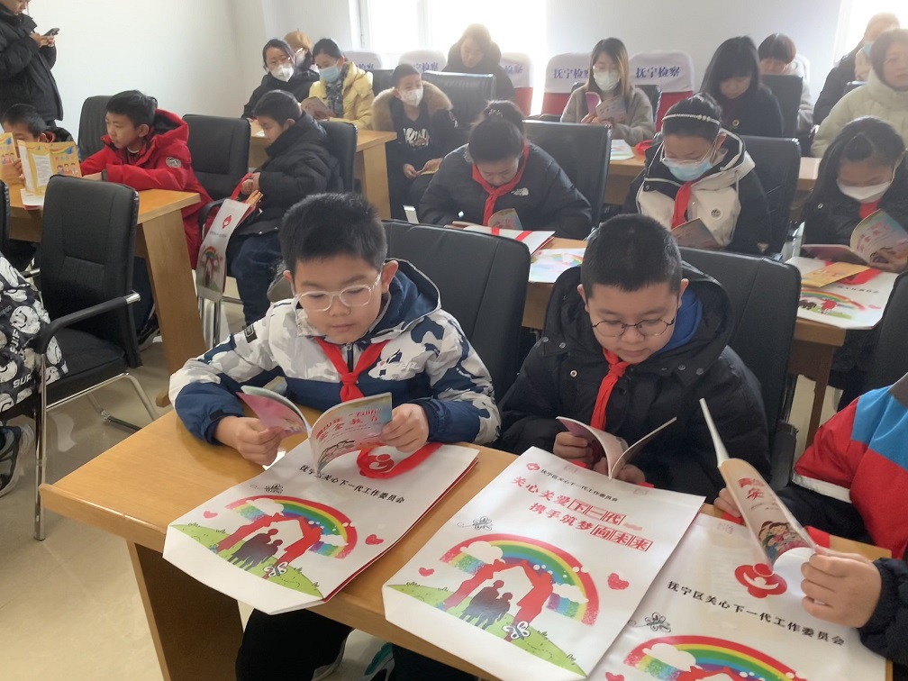 孩子们认真阅读“五防”安全知识手册.jpg