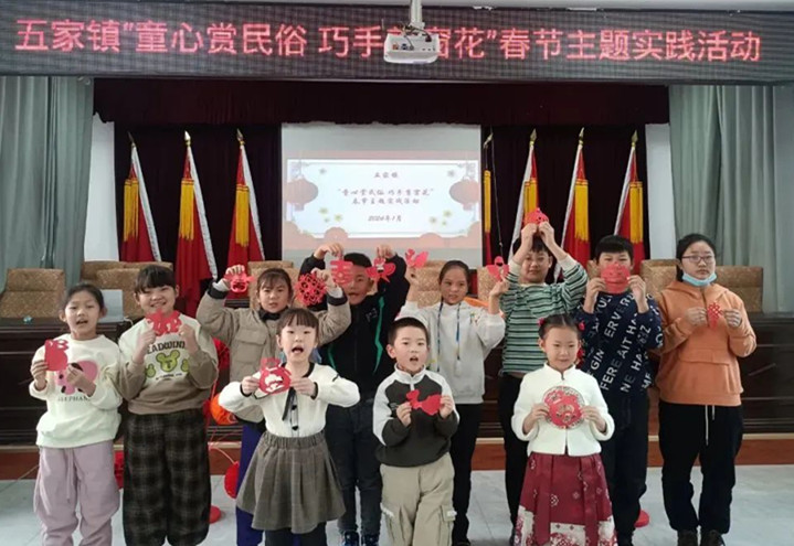 1706857510963069.jpg 元宝山区五家镇把爱带回家寒假活动照片1_副本.jpg