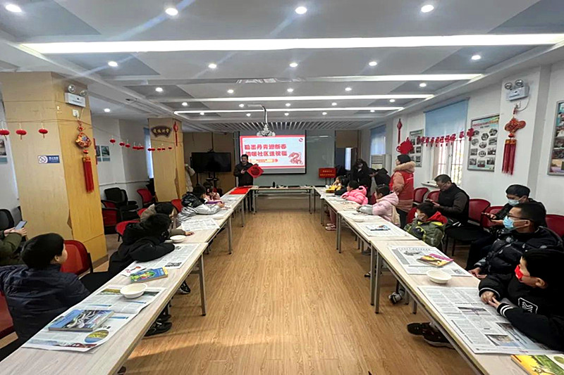 江苏省南京市玄武区紫鑫城社区关工委开展“翰墨丹香迎新春，情暖社区送祝福”主题活动(1).jpg