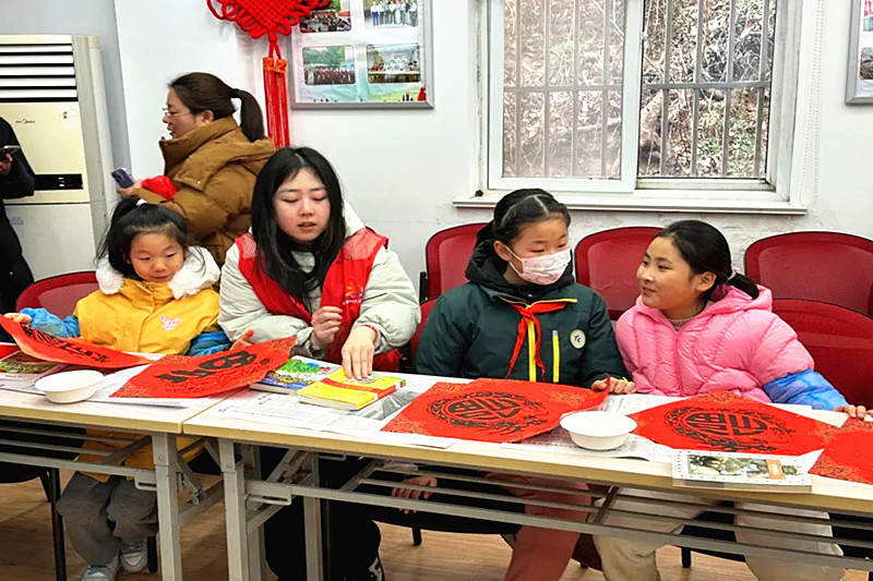 江苏省南京市玄武区紫鑫城社区关工委开展“翰墨丹香迎新春，情暖社区送祝福”主题活动(3).jpg