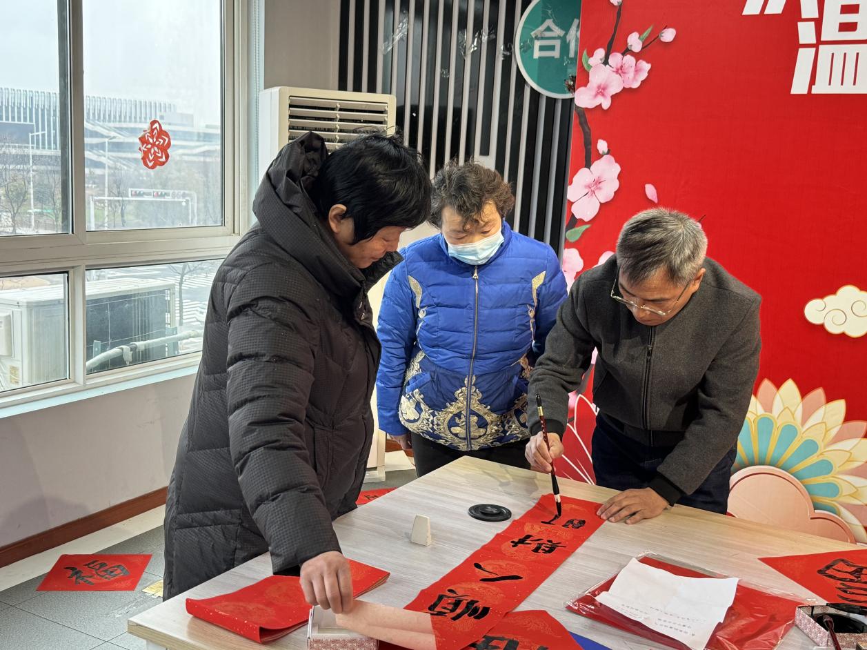 1707013258843161.jpg 1喜迎龙年新春,倡树文明新风。为进一步营造热闹喜庆的节日氛围,野徐镇康居社区关工委组织“五老”志愿者中的书法爱好者用浓墨倾情谱写新春暖意,为群众送上暖心祝福。.jpg