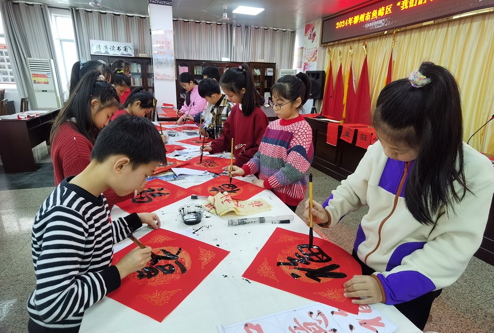 1707039397396876.jpg 2024.2.2书法家们现场书写春联1.jpg