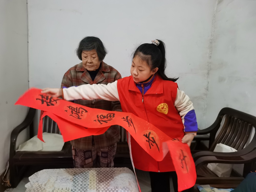 1707039405224412.jpg 2024.2.2小小志愿者们送给巢老人.1.jpg