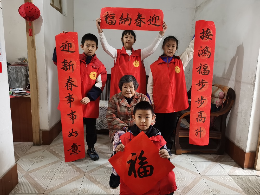 1707039414400531.jpg 2024.2.2小小志愿者们送给巢老人1.jpg