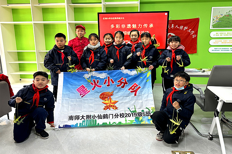江苏省南京市玄武湖街道仙居雅苑社区关工委开展“多彩非遗，魅力传承”非遗棕编DIY主题活动(4).jpg