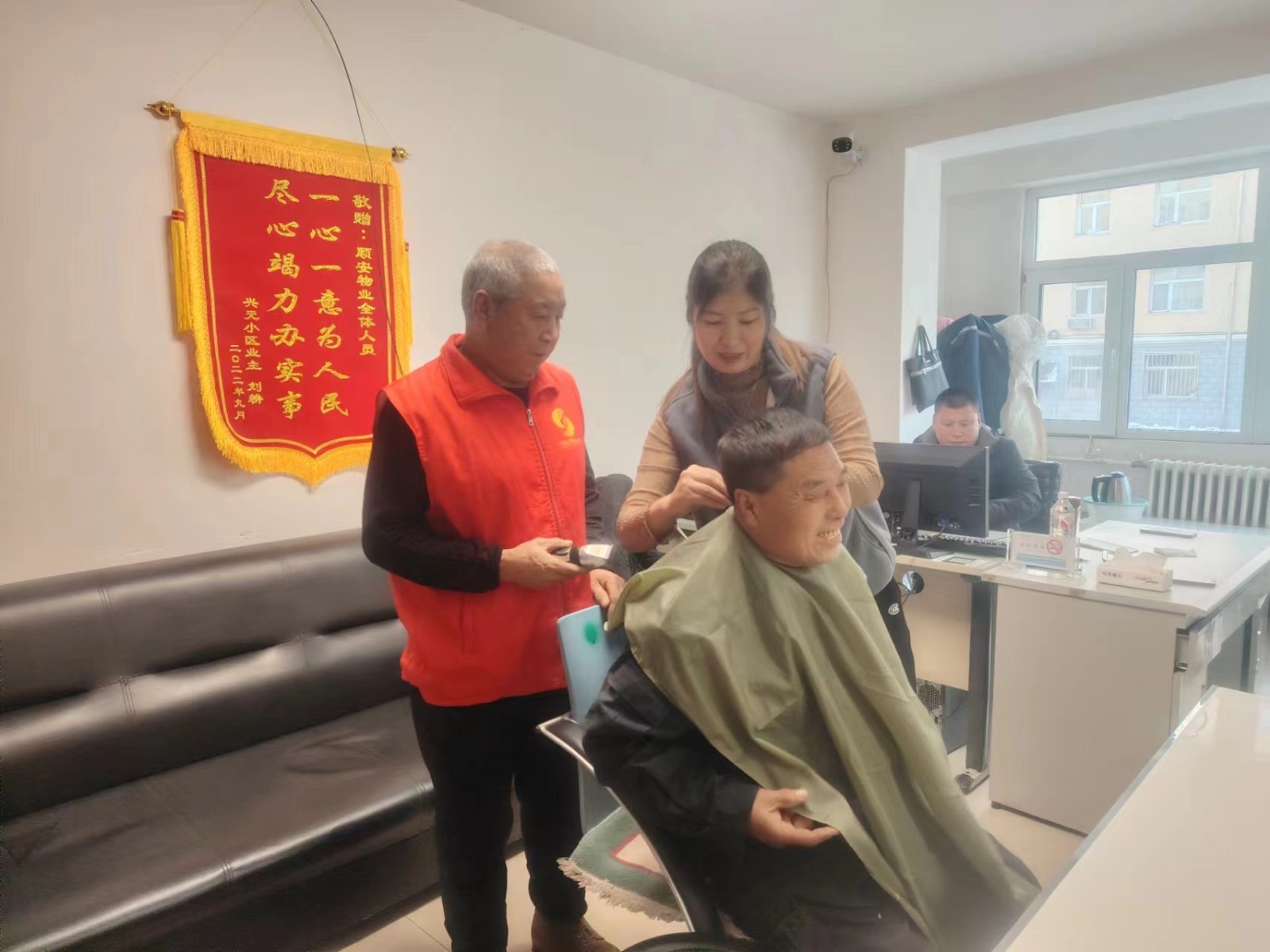 元宝山区云杉路中新社区敬老活动照片4.jpg