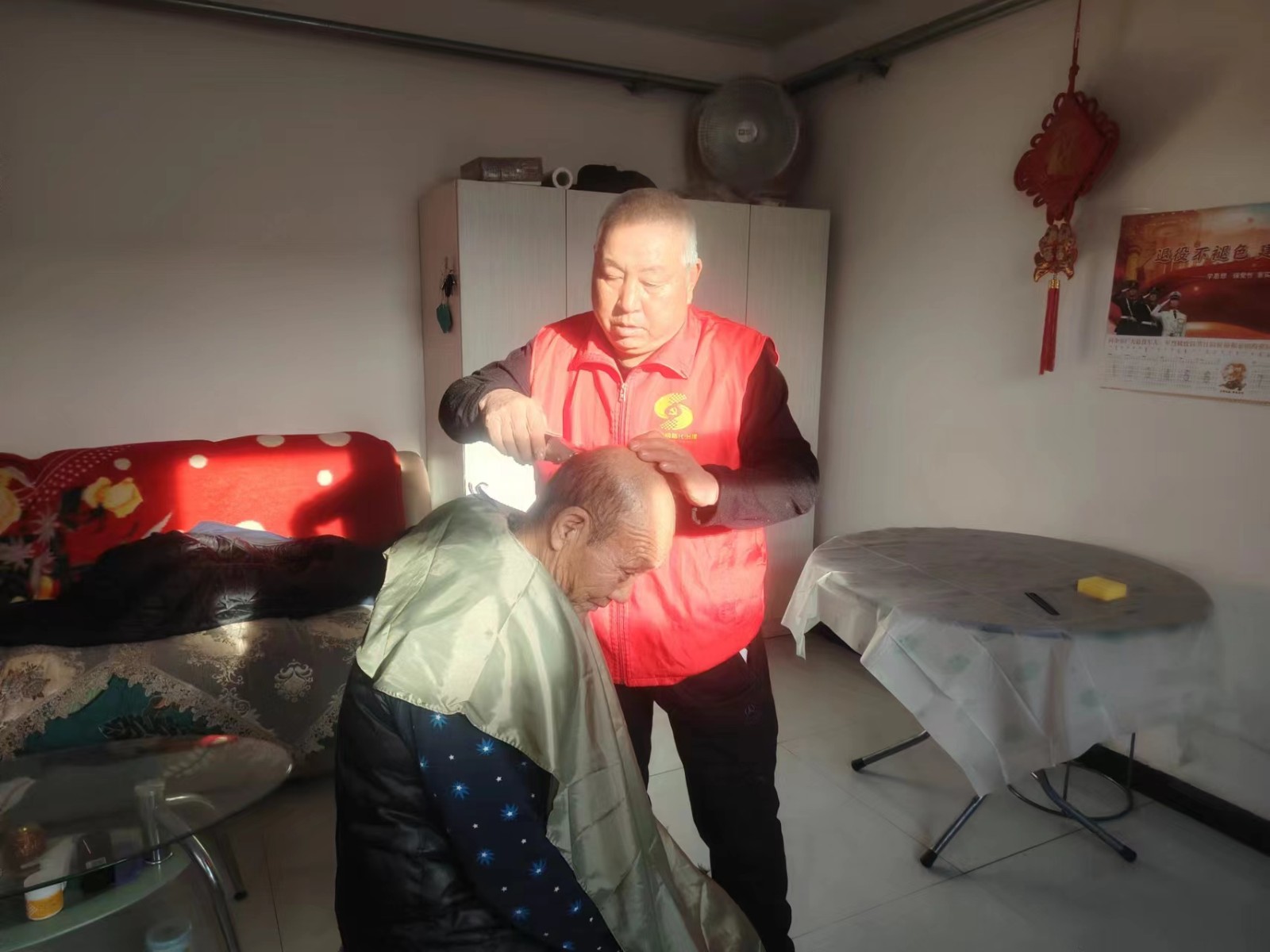元宝山区云杉路中新社区敬老活动照片3.jpg
