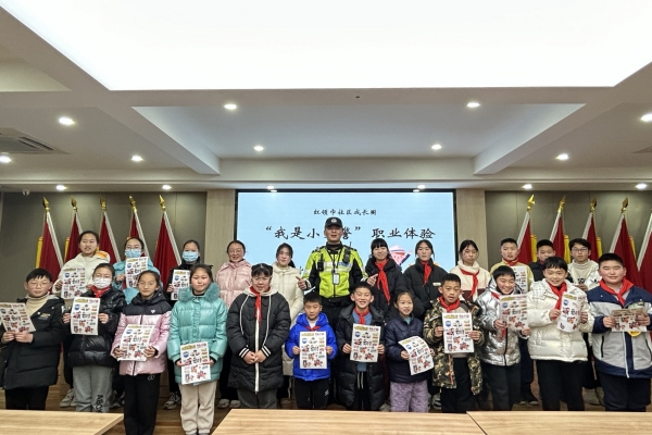 1708241848975428.jpg 交警鹿山.jpg