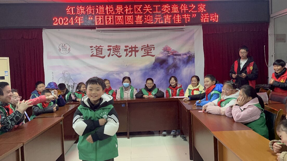 小朋友在结营仪式上讲故事 0(1)_proc.jpg