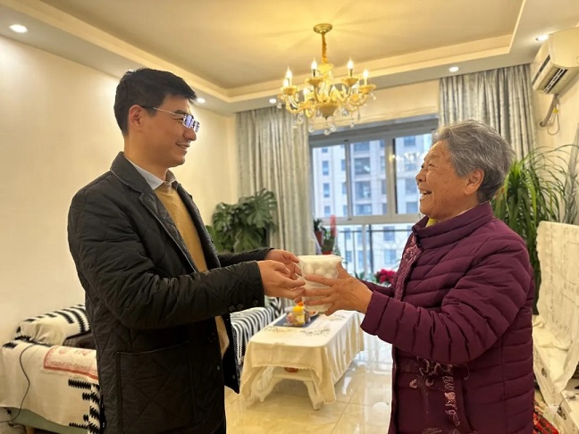 1708659369944876.jpg 看望“五老”.jpg