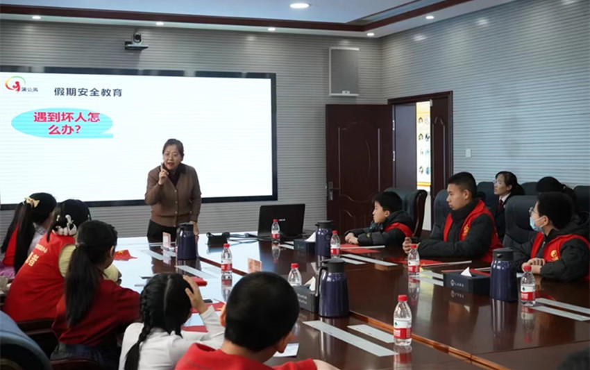 1709255121390107.jpg 元宝山区王府社区你好!人民检察官法制进社区活动照片2_副本.jpg