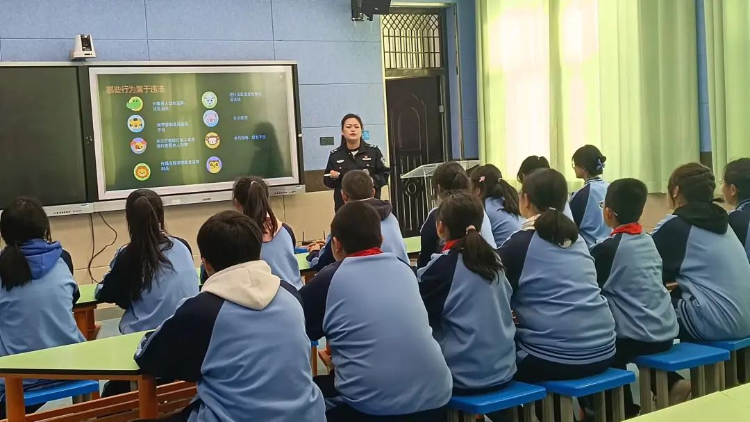 1709781843233815.jpg 师市教育系统关工委邀请司法干警在红星二场学校结合最近热播的电影《第二十条》给学生们讲解正当防卫的相关知识,引导青少年学生学会运用法律武器保护合法权益、远离违法犯罪。.jpg