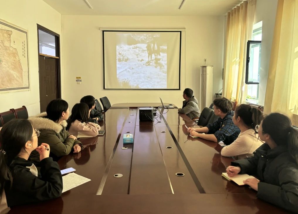 1710147395510017.jpg 2.淖毛湖农场关工委组织“五老”、共青团员和青年职工群众观看《我们的榜样:雷锋》,重温雷锋故事。.jpg