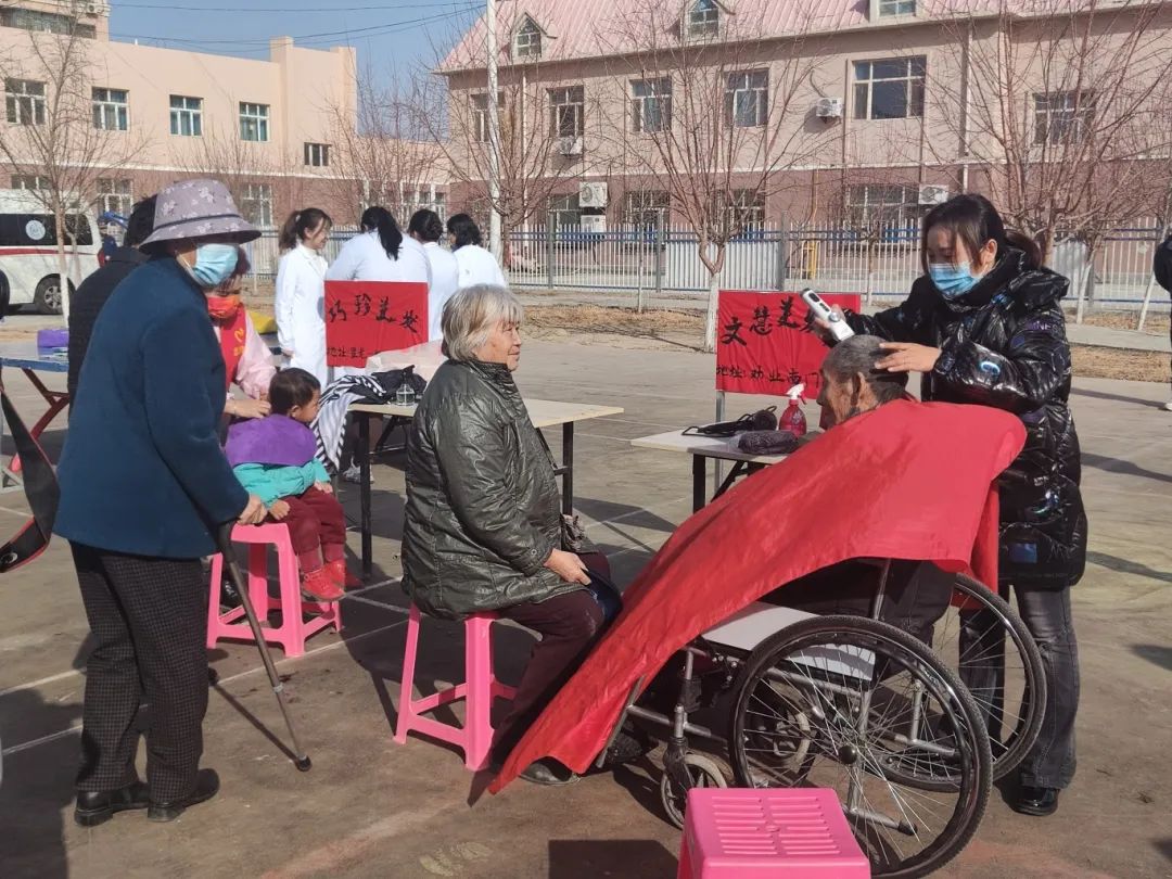 1710147408579002.jpg 6.个体工商业志愿者为老年人群众提供义务理发服务,扮靓老年人银发生活。.jpg