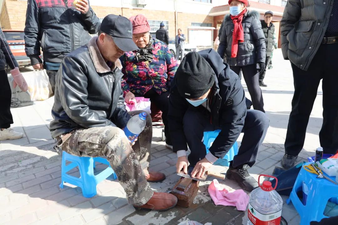 1710147416481274.jpg 5.“五老”志愿者为辖区职工群众提供磨刀剪、自行车维修等志愿服务。.jpg