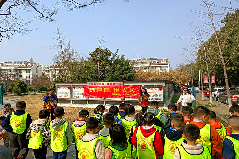 玄武湖街道樱驼花园社区关工委联合开展“绿趣园，悦成长”植树节主题活动 (1).jpg