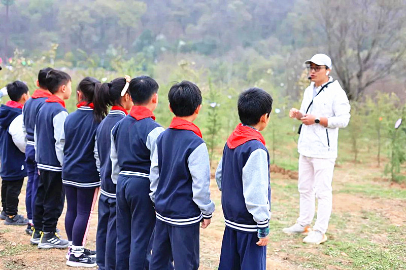 1710373587685954.jpg 江苏省南京市玄武区玄武湖街道关工委联合组织开展“手植一株‘绿’,‘心’栽一片林”植树节活动 (1).jpg