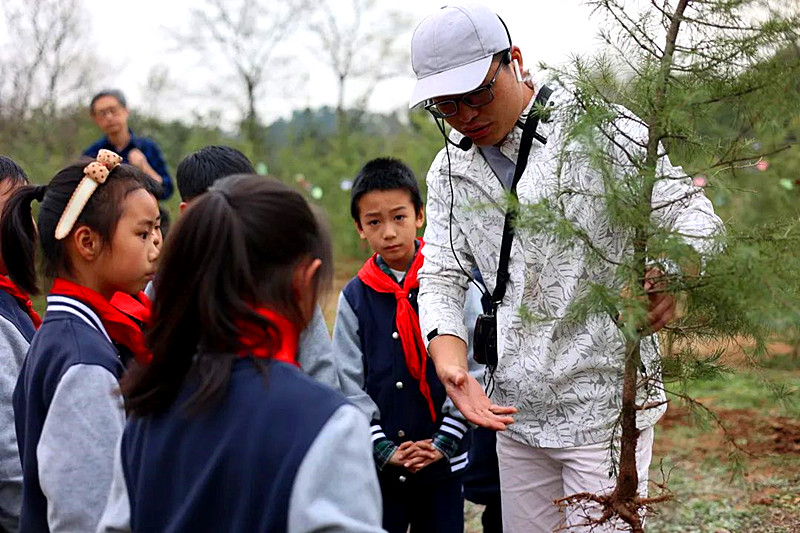 1710373595998840.jpg 江苏省南京市玄武区玄武湖街道关工委联合组织开展“手植一株‘绿’,‘心’栽一片林”植树节活动 (3).jpg
