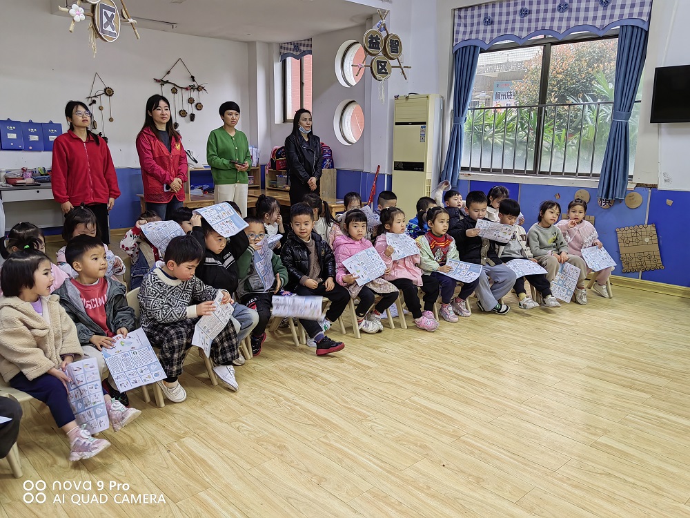图为小朋友在认真听老师讲课1.jpg