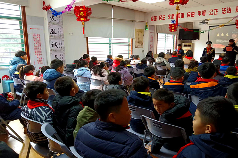 江苏省南京市鼓楼区江东街道宝地园社区开展“少先队员寻访党员先锋”活动 (1).jpg
