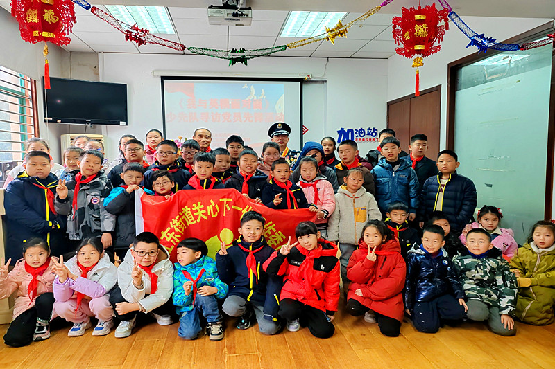 江苏省南京市鼓楼区江东街道宝地园社区开展“少先队员寻访党员先锋”活动(2).jpg