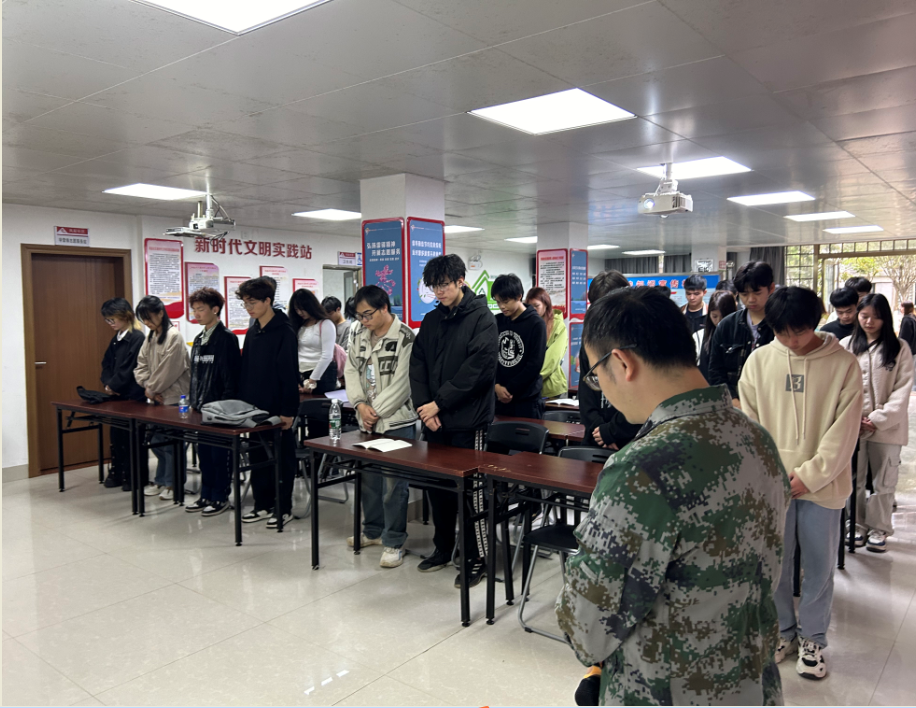 集中组织辖区退役军人、柳州市职业技术学院学生开展网上祭英烈活动。.png