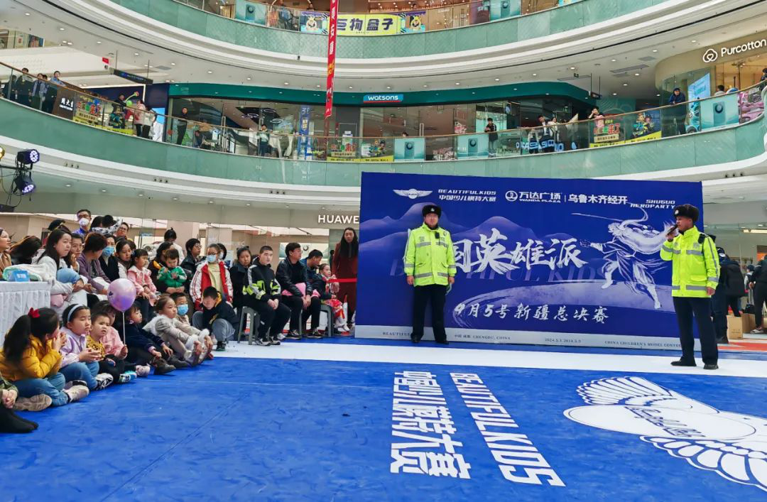 交警现场为小朋友讲解交通安全知识.png