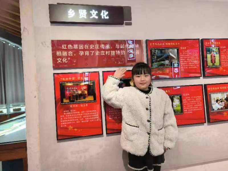 35名中小学生在家长的陪同下，正在认真聆听一老一小“红色故事宣讲员”讲史家村故事2.jpg