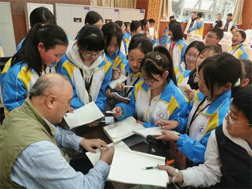 中国科学院老科学家科普演讲团刘大禾、王训练教授到天全县第一初级中学开展科普宣讲活动刘大禾教授给学生签名.jpg