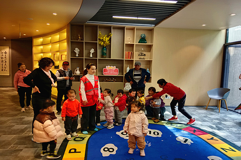江苏省南京市玄武区徐庄社区开展“一老一小，欢乐课堂”隔代亲系列教育活动(5).jpg