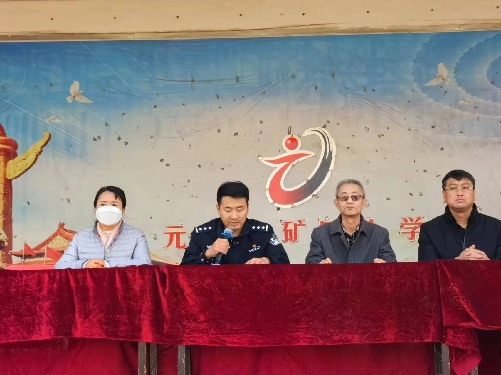 元宝山区元矿小学法制教育活动照片1.jpg