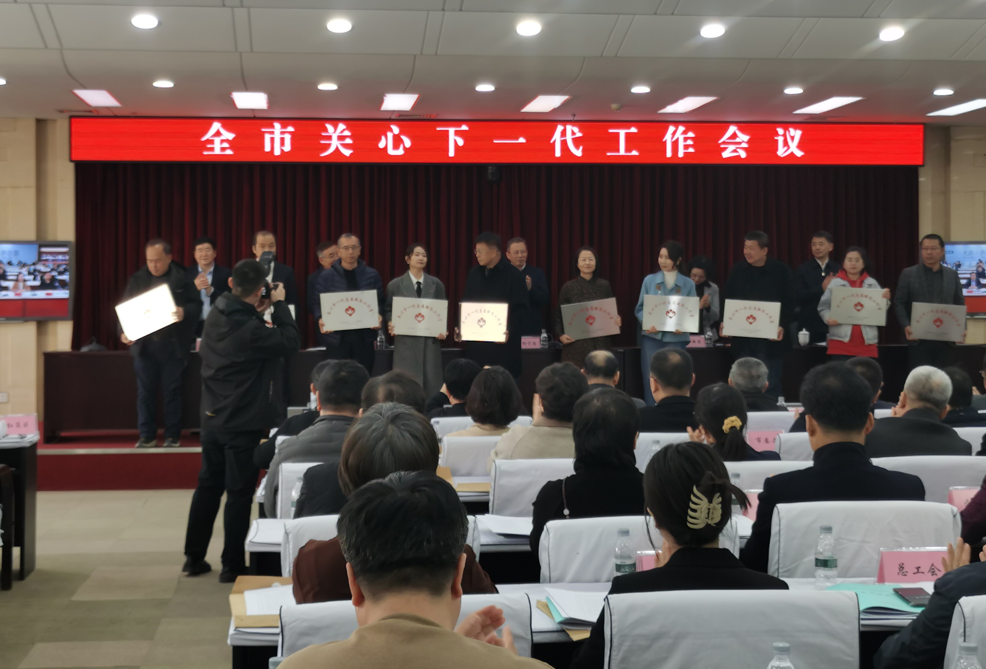 1711691862833731.jpg 为工作是授牌.jpg