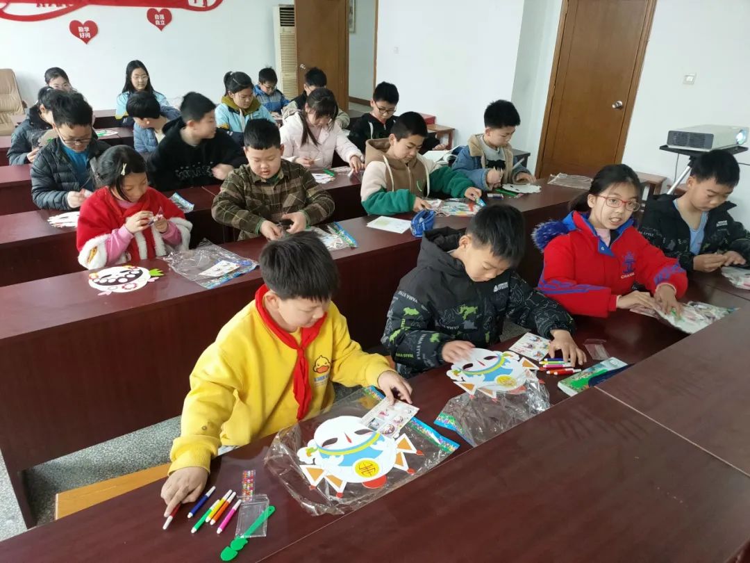 随后，志愿者毛平老师和入党积极分子黄钰老师分别执教了国粹“京剧脸谱”和快乐的“英语诵读”。孩子们认真听讲，学得开心，师生互动精彩，现场氛围融洽。3.jpg
