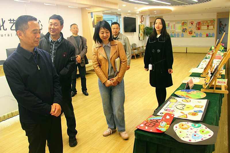 玄武区关工委调研玄武湖街道樱驼花园社区关心下一代工作 (6).jpg