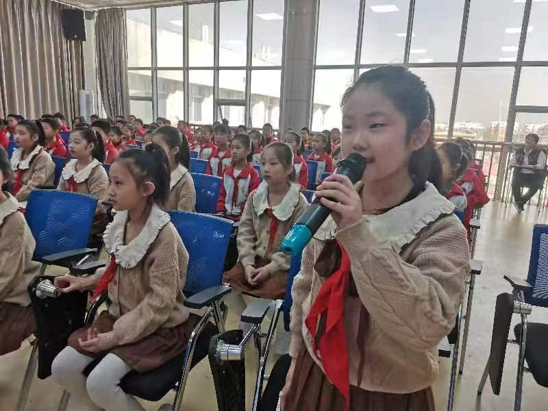 1711939534467876.jpg 元宝山区平矿二小“五老”进校园活动照片4.jpg