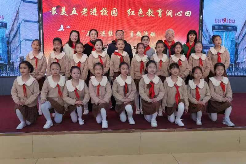 1711939560826466.jpg 元宝山区平矿二小“五老”进校园活动照片9.jpg