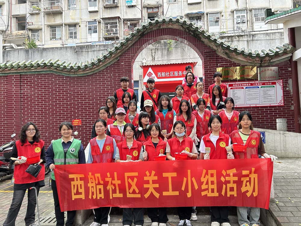 参与清理行动的青少年志愿者们1.jpg