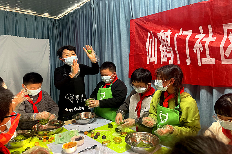 玄武区玄武湖街道仙鹤门社区关工委组织青少年开展“绿色美味，青团聚会” 手工实践活动(3).jpg
