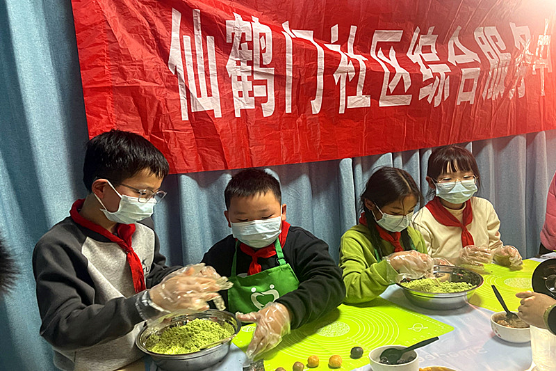 玄武区玄武湖街道仙鹤门社区关工委组织青少年开展“绿色美味，青团聚会” 手工实践活动(4).jpg