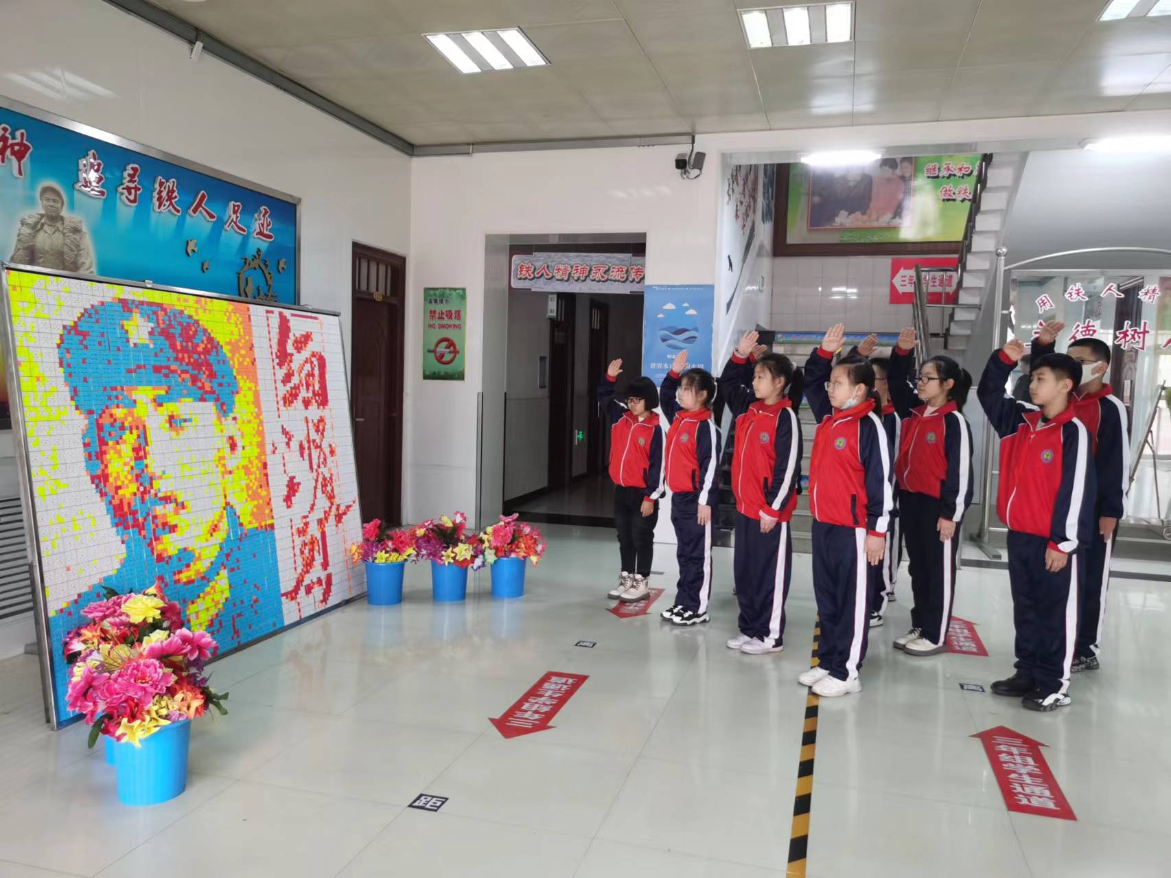 八百垧第一小学益智魔方社团师生共同创作完成《缅怀“雷锋式的好连长”》魔方拼图.jpg