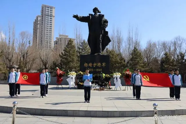 哈八中学扫墓图片001.webp