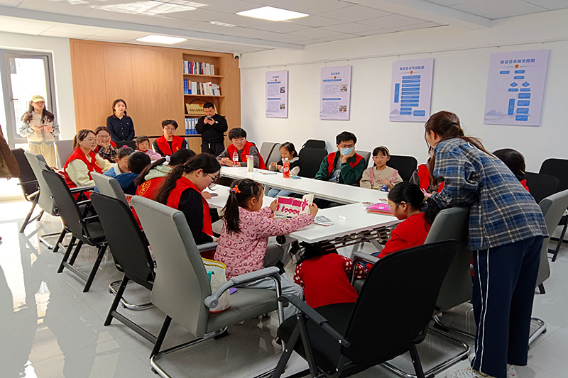 江苏省南京市玄武区仙居雅苑社区关工委开展“缅怀先人，传承文明”折纸活动(2).jpg