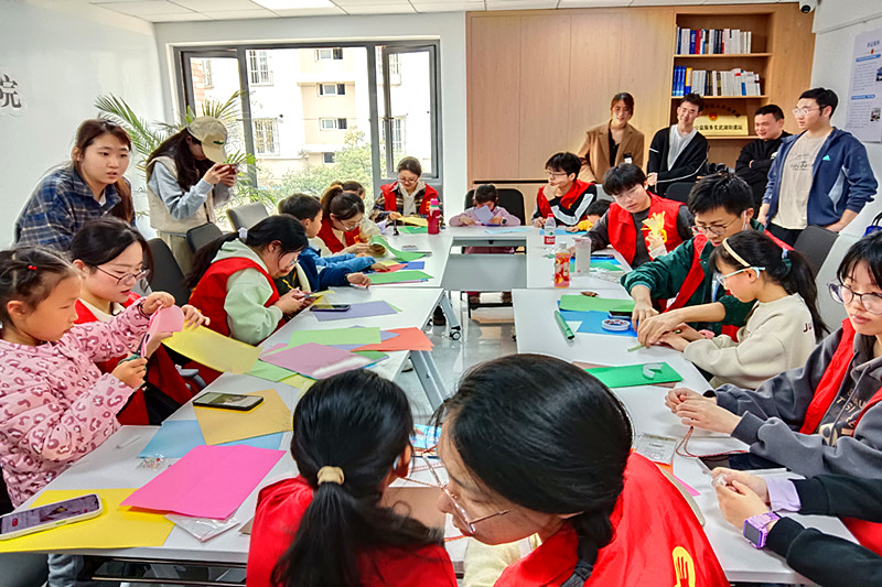 江苏省南京市玄武区仙居雅苑社区关工委开展“缅怀先人，传承文明”折纸活动(3).jpg