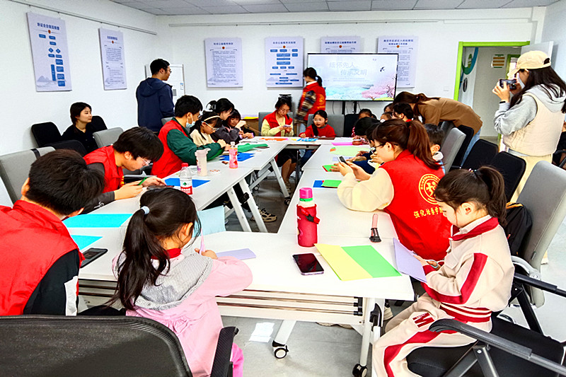 江苏省南京市玄武区仙居雅苑社区关工委开展“缅怀先人，传承文明”折纸活动(5).jpg