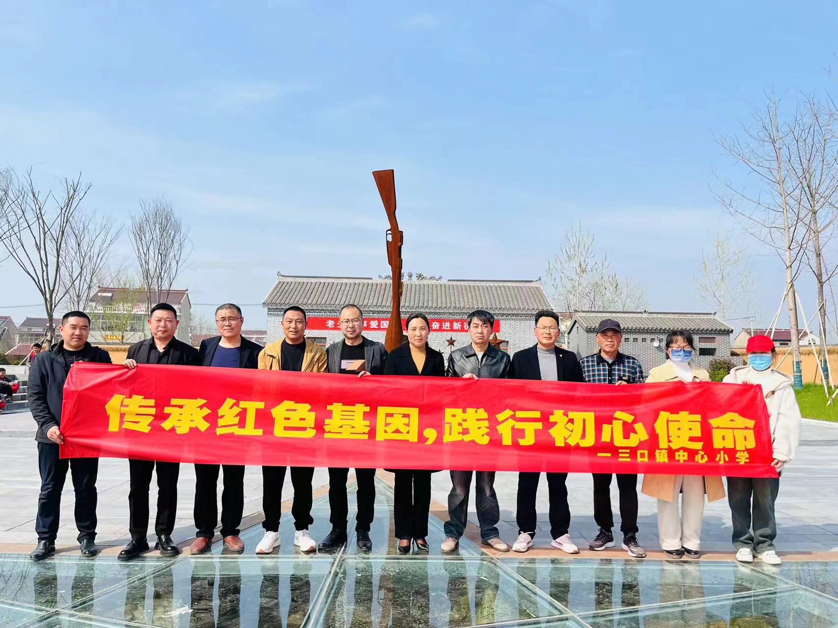 三口小学党支部党员干部祭扫吴书烈士墓 (2).jpg